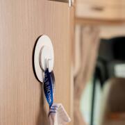 Crochet aimanté CLEVER : Blanc avec patin métallique nano-gel blanc