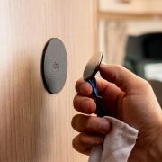 Crochet aimanté CLEVER : Blanc avec patin métallique nano-gel noir