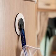 Crochet aimanté CLEVER : Noir avec patin métallique nano-gel blanc